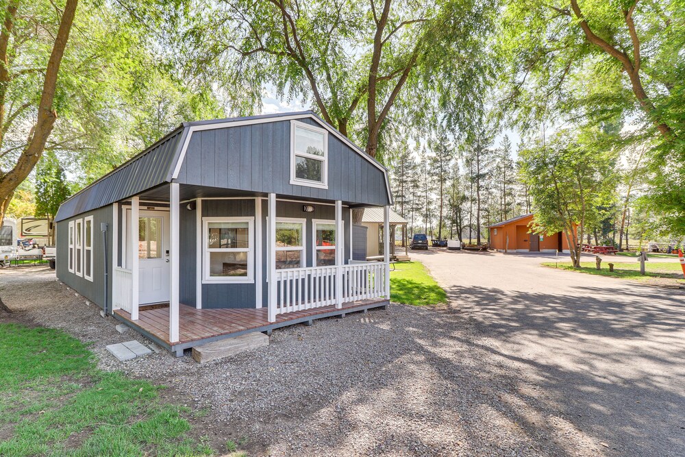 Hotel 20 Mi to Glacier Natl Park: Pet-friendly Cabin - Image 1