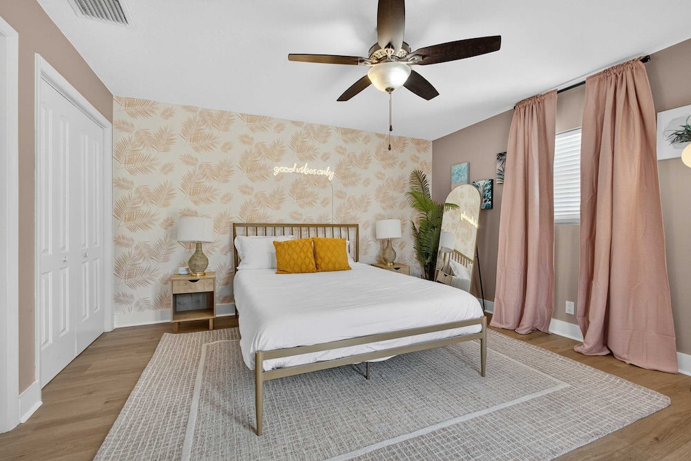 Luxury Meets Paradise Family-friendly 4BR w Pool