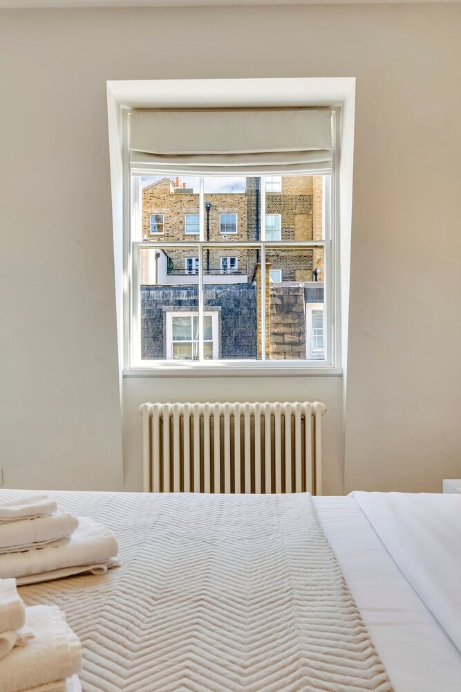Luxe 4-bed Mews Home - 10 min to Harrods