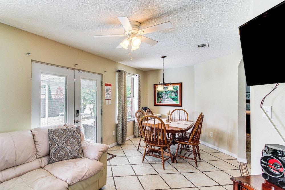 Outdoor Oasis: Group Getaway in Pensacola!
