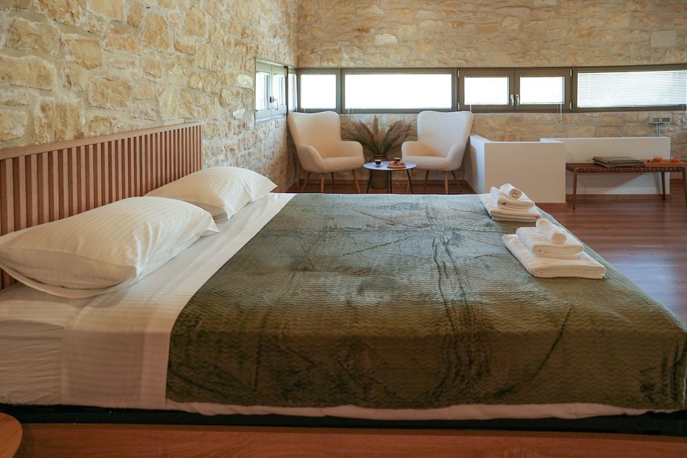 Oliva Emerald Eco - Secluded Off-grid Vineyard Villa