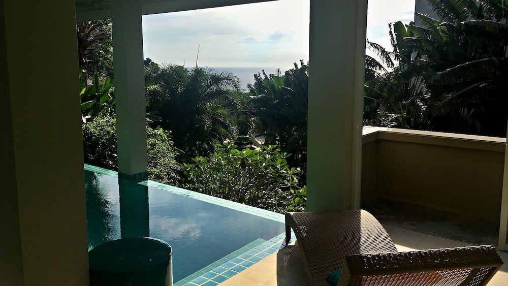 Grand Bleu Ocean View Pool Suite
