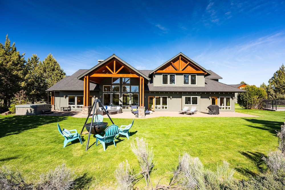 Family-Friendly Dara Oaks Home with Private Hot Tub and BBQ on the Deck by RedAwning