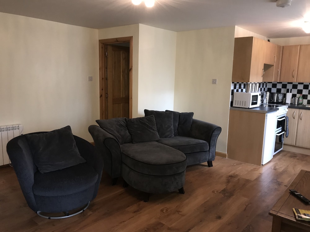 2 Varis Apartments