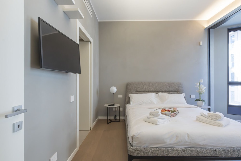 San Babila Central Tower by Rentopolis - High-end 1bdr with panoramic terrace overlooking Duomo