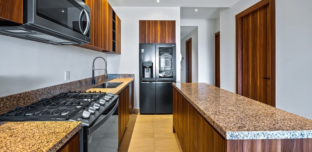 Equipped 3BR House - Pool - Gym - 5 min to Beach