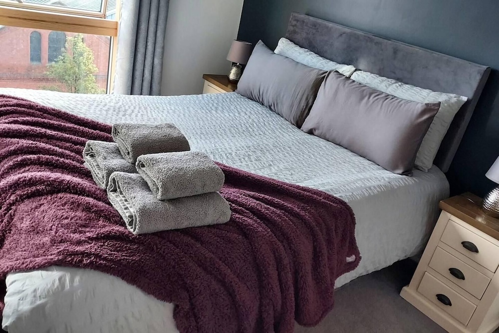 Modern 2 bed Apartment, City Centre, Wifi view 3