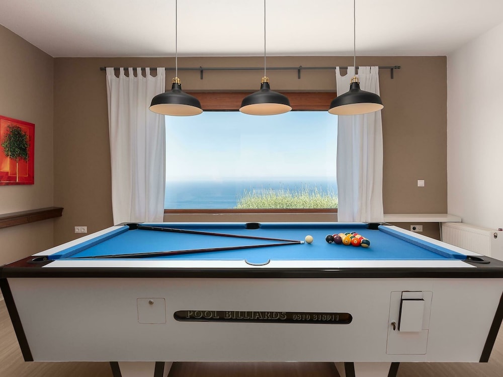 Luxury Villa With Heated Pool, Hamam, Hydromassage, Billiard, 700m to the Beach