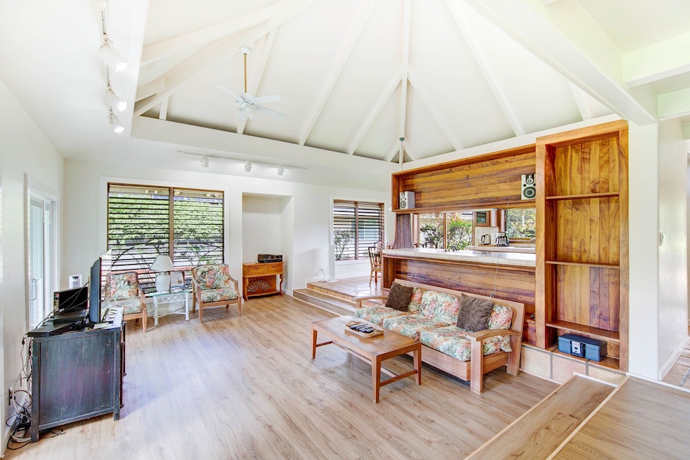 Hale Kamalani 3 Bedroom Home by RedAwning view 4