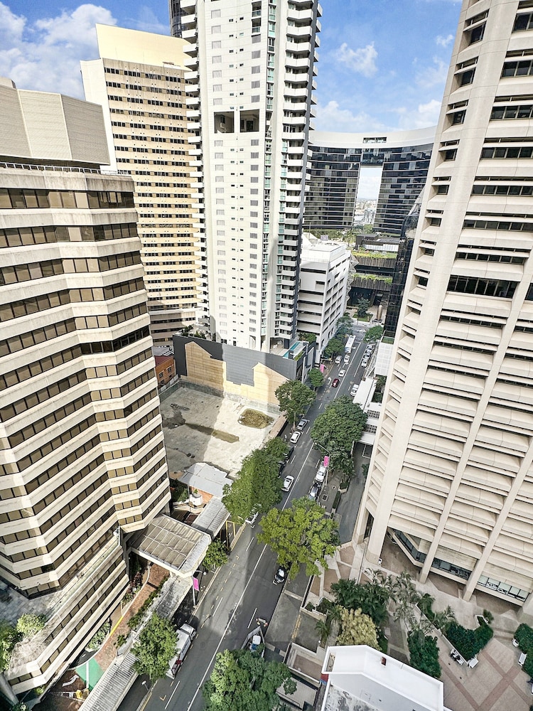High-rise 2-bed Apartment With Gym, BBQ & Pool