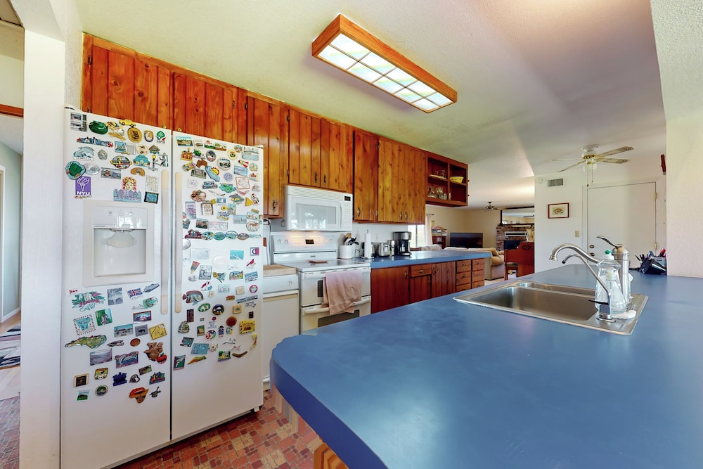 4BR Sierras-view Home w/ Pool & A/C - Dogs OK