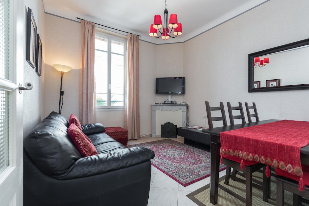 Three Bedroom two Bathroom Apartment in Center of Cannes on Quiet Street Minutes From the Palais - 2002