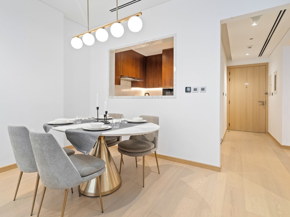 Elegant Apartment Amidst Vibrant Area with Balcony photo 5