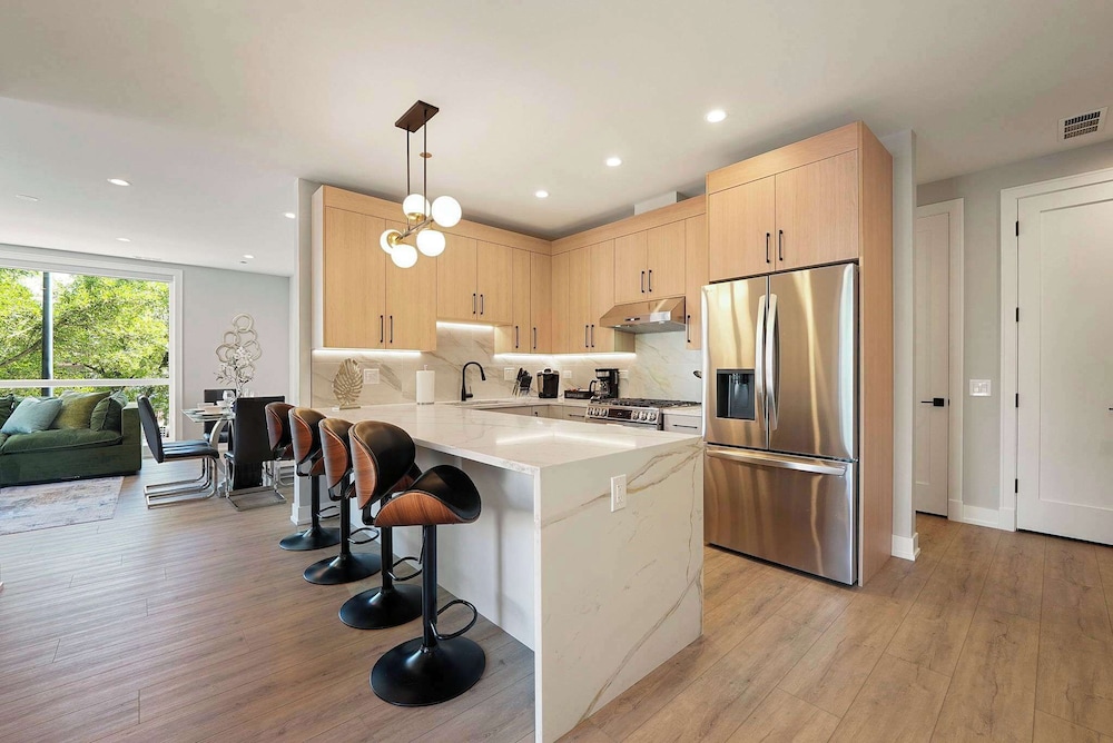 Modern 2br2ba Condo Free Parking and Balcony