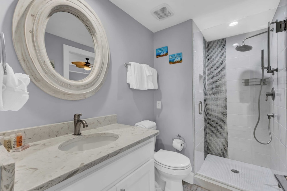 518 Seascape Waterfront Views + Community Pool