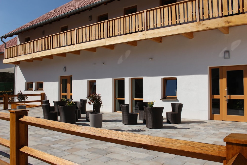 SPIEGLHOF apart