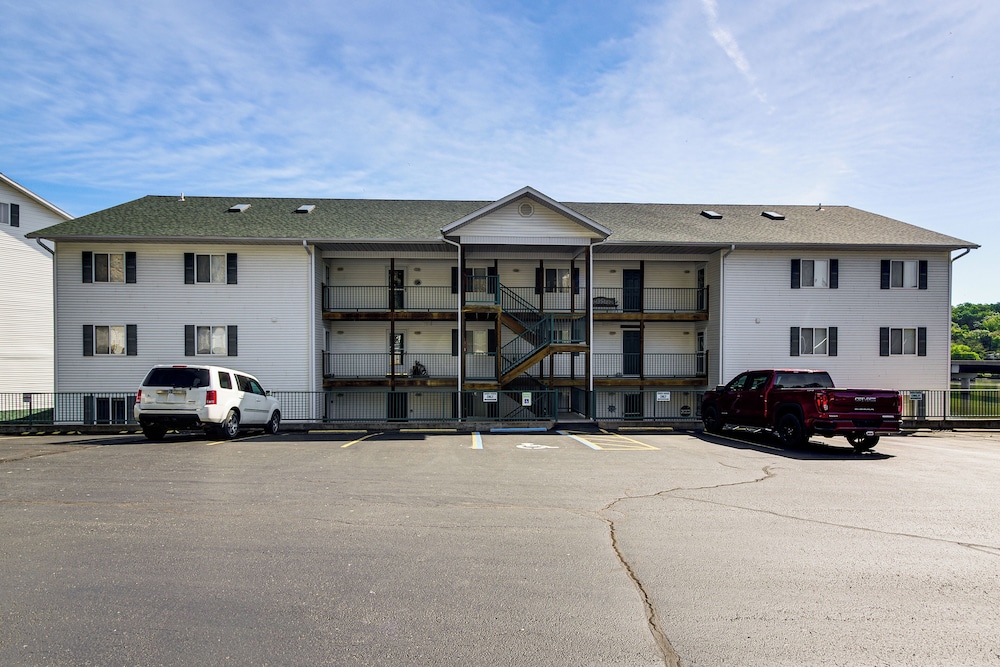 On-site Lake of the Ozarks Access: Camdenton Condo
