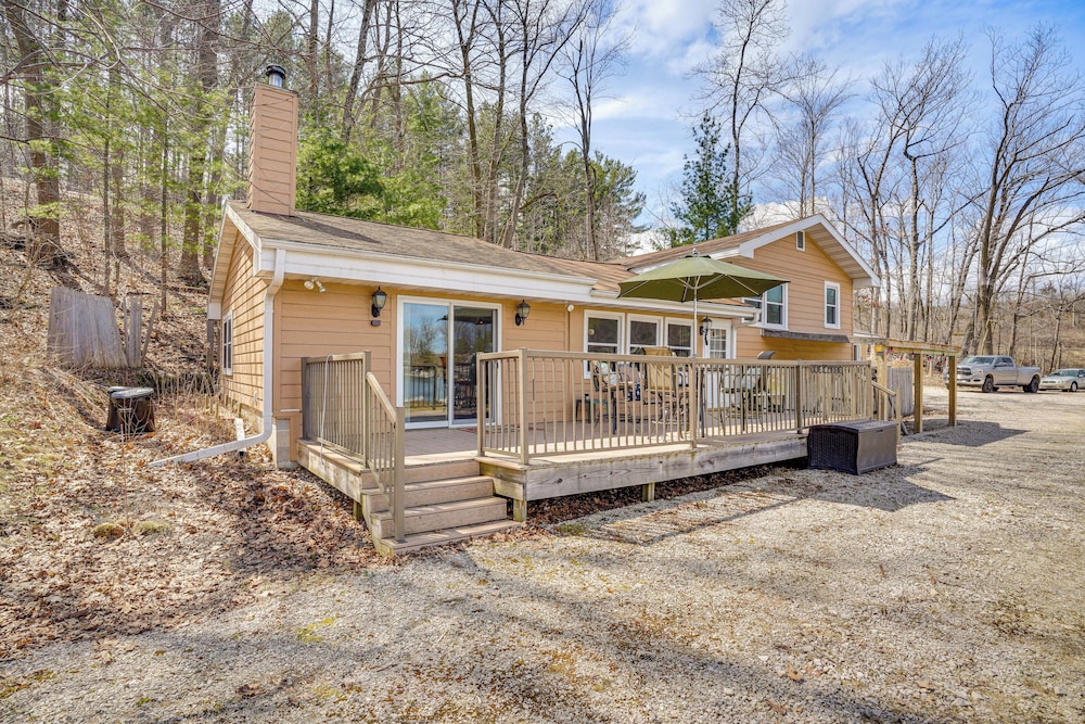 Near Hiking: Lakefront Getaway in Campbellsport!