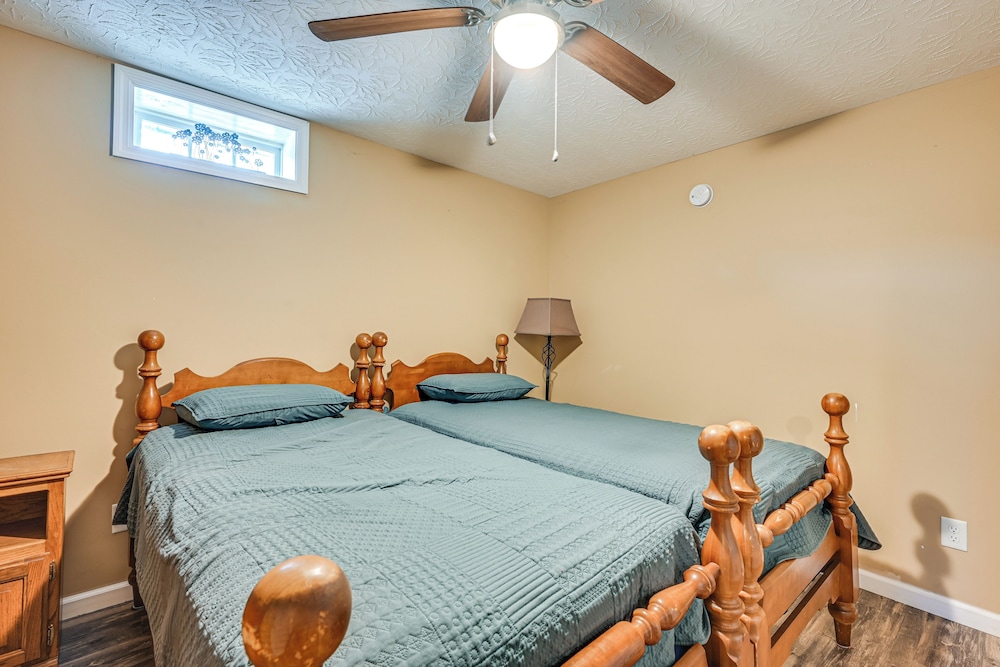 6 Mi to Lake Liberty: Pet-friendly Home w/ Yard