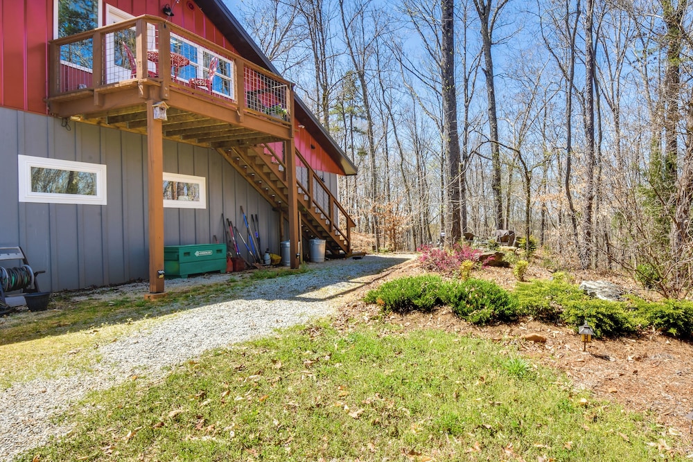 Romantic, Cozy Loft w/ Yard, 5 Miles to Clemson view 3