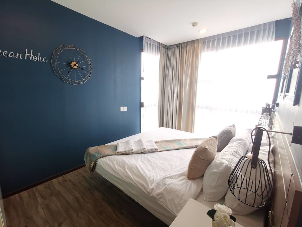 Simply Comfy Apartment by Patsamon