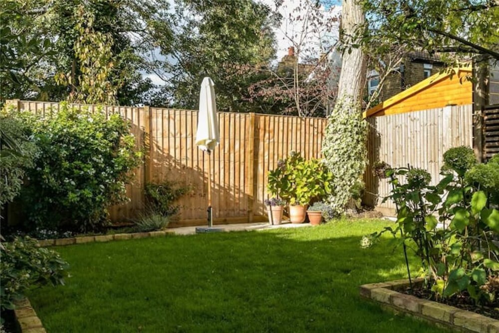 Large and Modern 3 Bedroom Family Home in Earlsfield