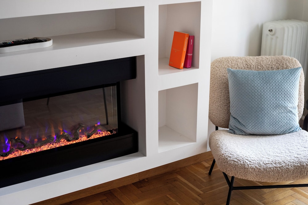 Attica - Captivating 2-Bedroom Apt & Balcony in Athens