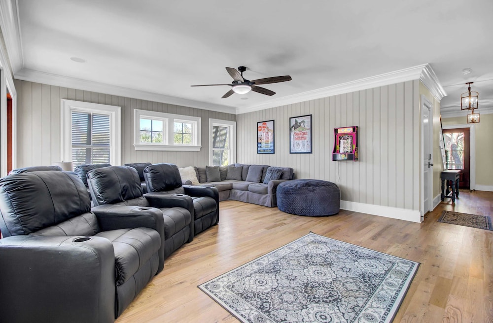 Steps to the Beach! Pool, Gym, Game Room, Movie Theater 3301 Palm by Avantstay
