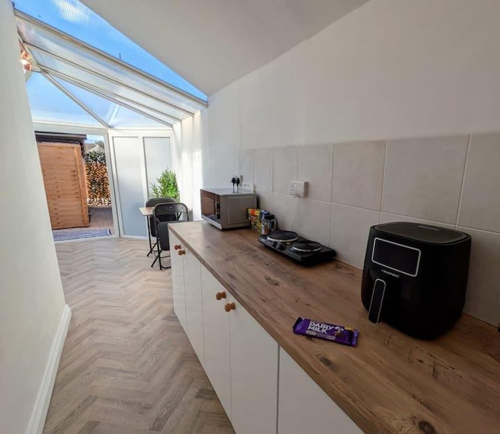 1-bed Retreat - Hot Tub, Private Garden & Bbq