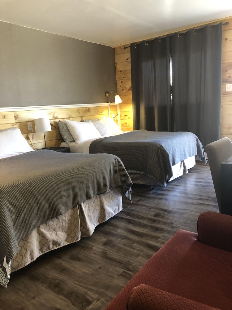 Greenside motel