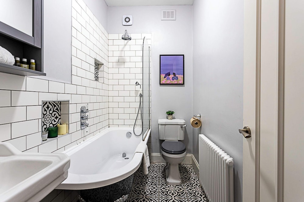 Modern and Spacious Colliers Wood Home