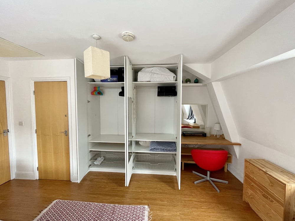 Bright 1 Double bed Apartment Near Cabot Circus view 3