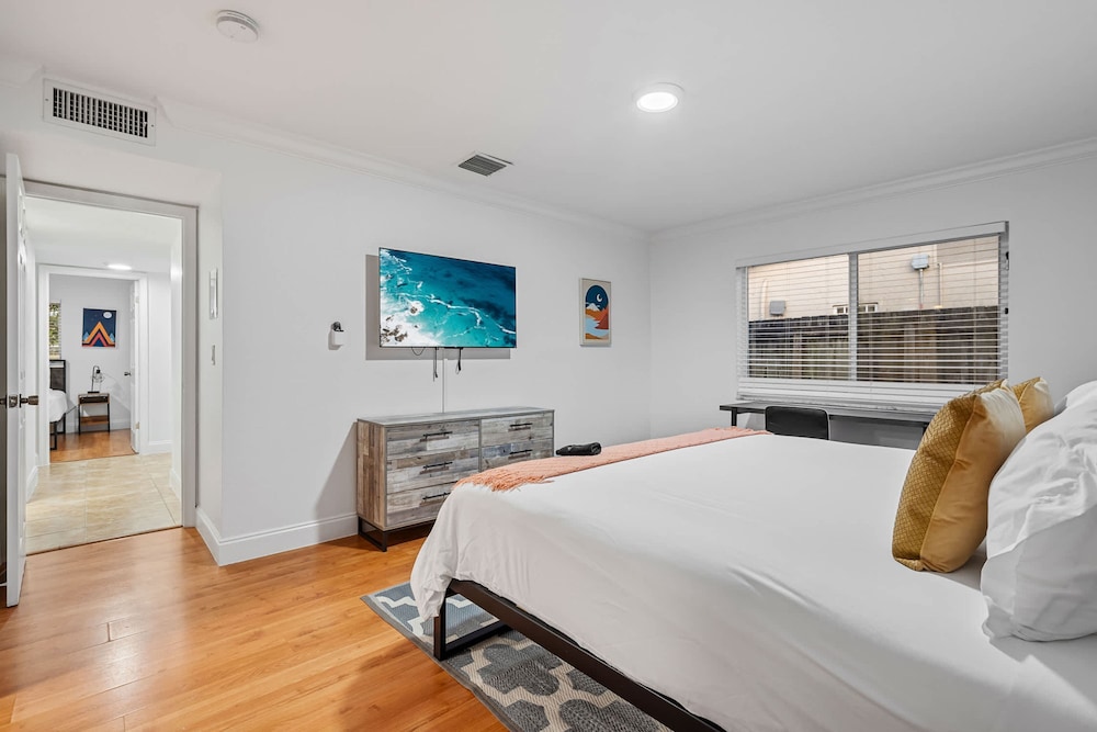 4BR With Private Pool and Game Room - Prime Location