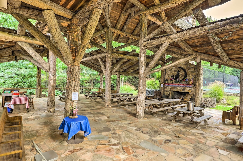 Hot Tub, Game Room & Views: Mars Hill Mtn Retreat!
