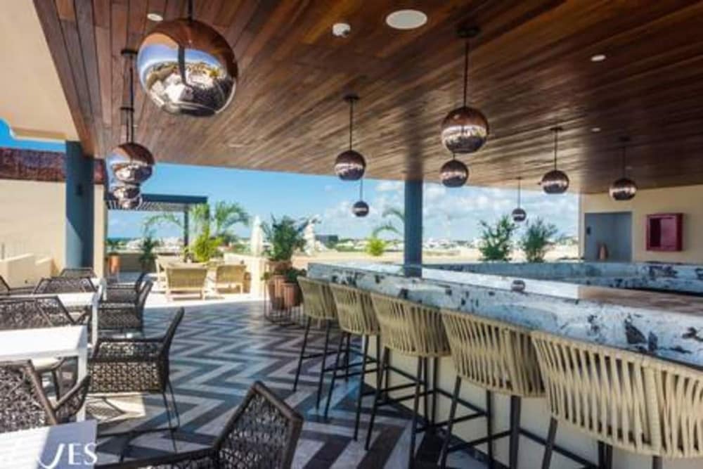 2 Br With Rooftop Pool and Stunning Ocean View