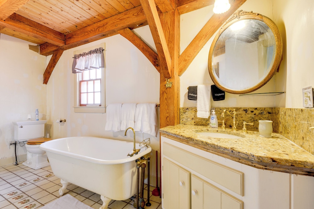 10 Mi to Mt Snow! Grand Estate Built to Entertain