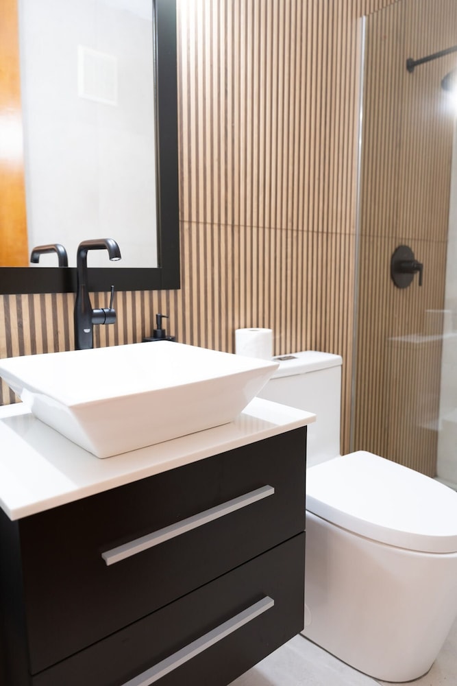 Upscale Villa in Gated Community Beach Access Yari