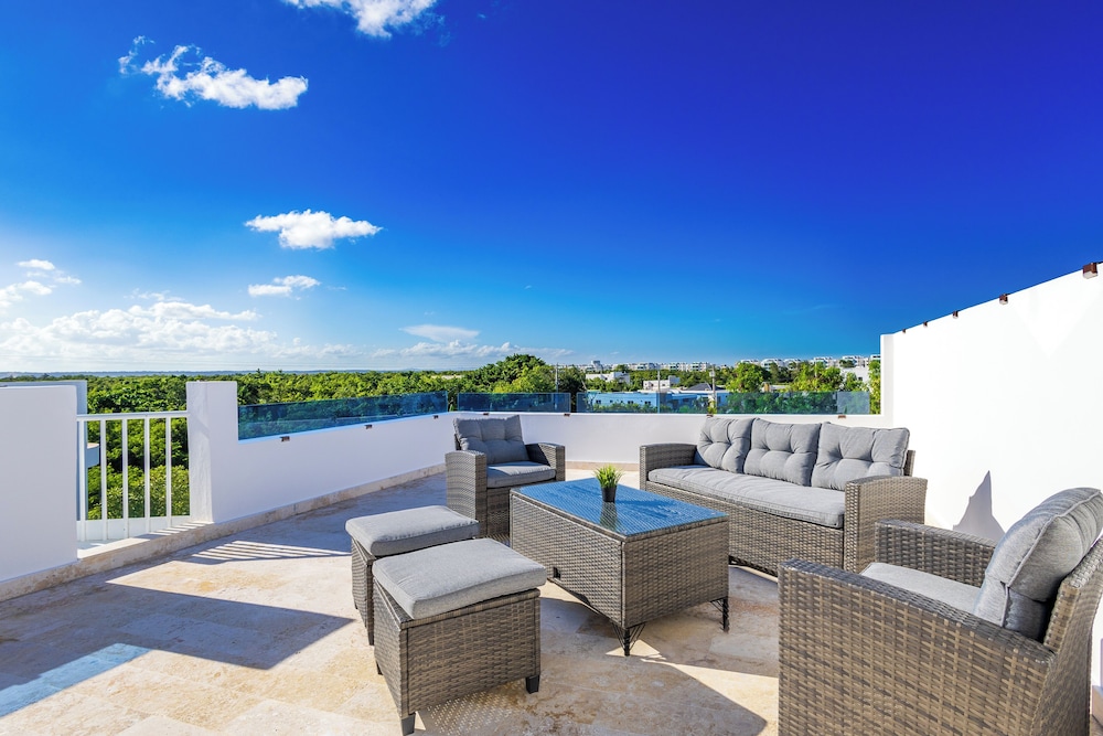 3-BR Villa with Pool & Rooftop Jacuzzi