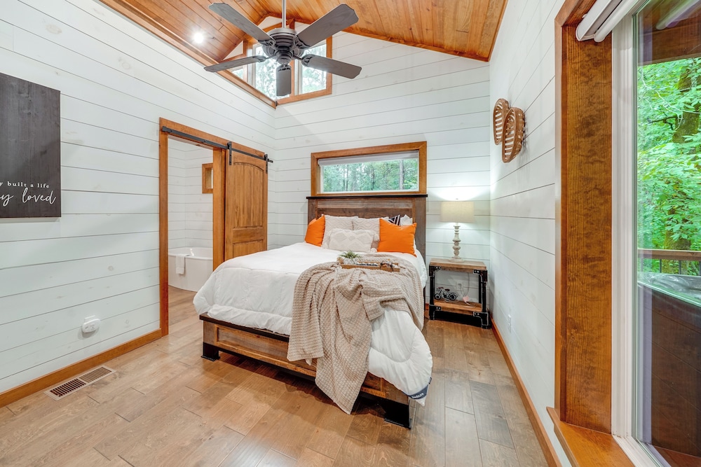 Fire Pit & Hot Tub: Couples Retreat in Broken Bow