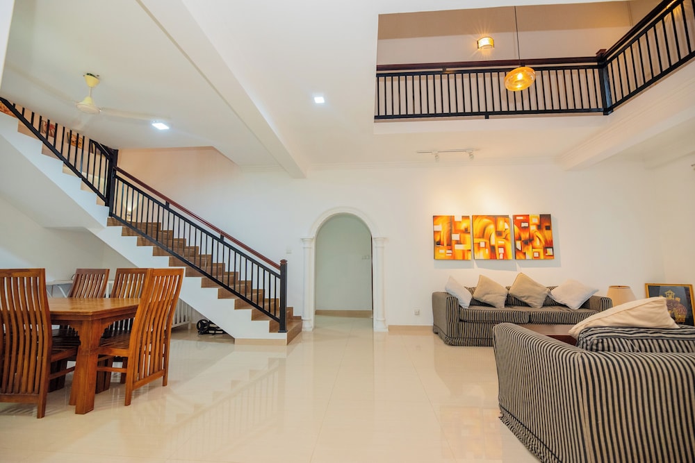 Villa Almond Leaf