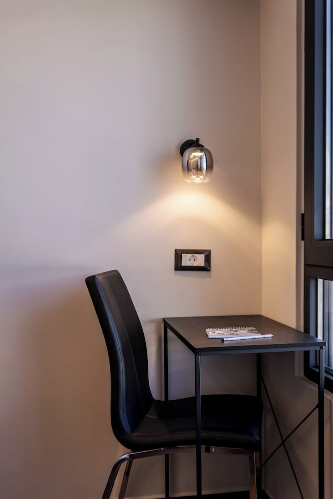 Demmi Central 2BR Designer Apt