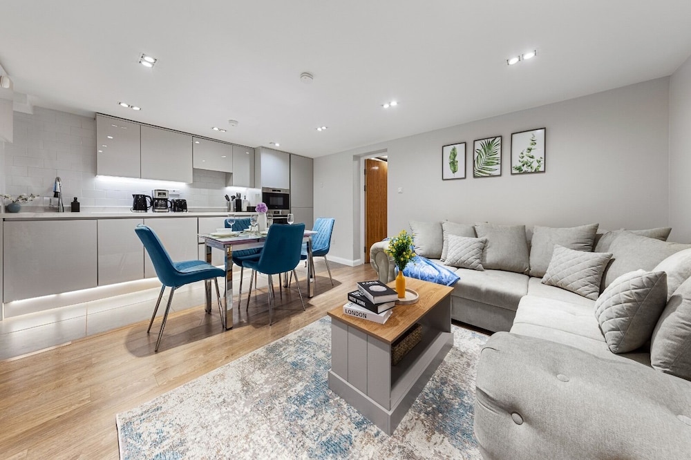 Modern Battersea Suite - London City Retreat