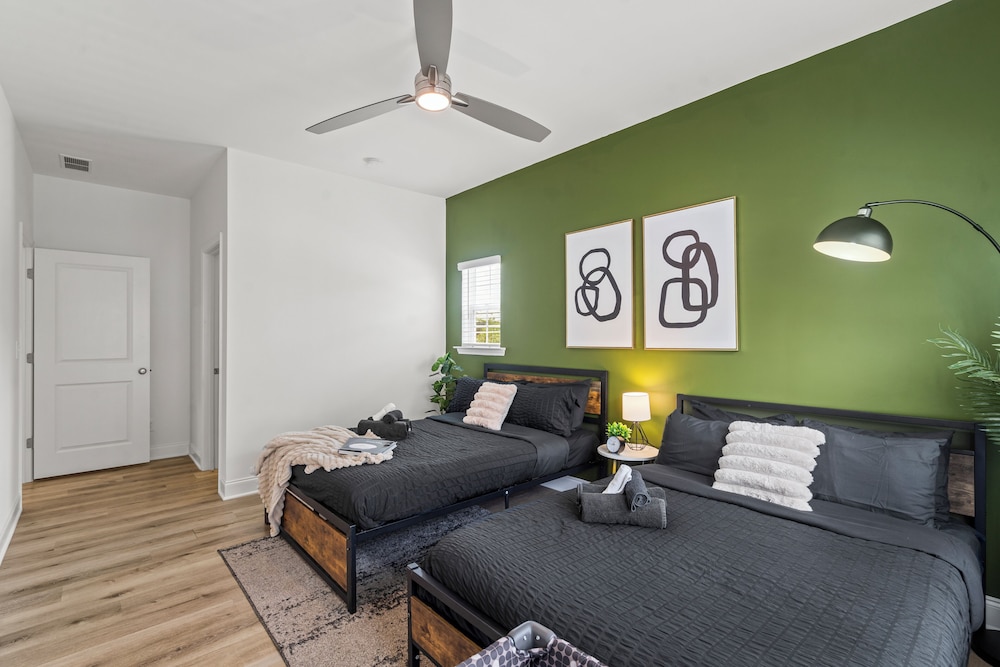 Luxe 3BR Townhouse Mins to Uptown CLT