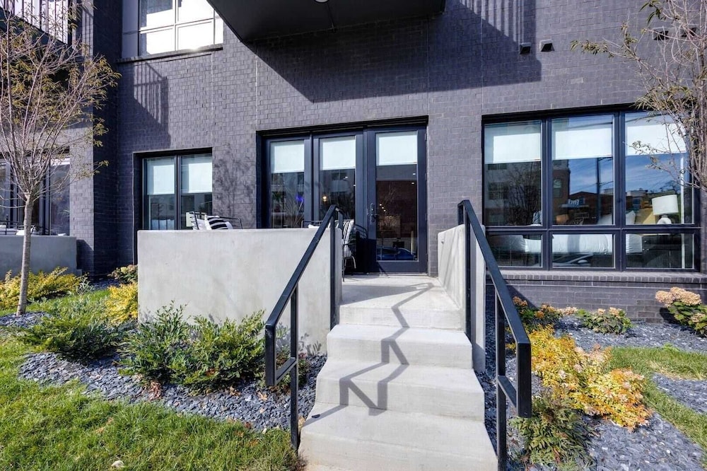 2 Modern Apartments in Heart of Midtown, Walkable Location Patio, Pool & Gym