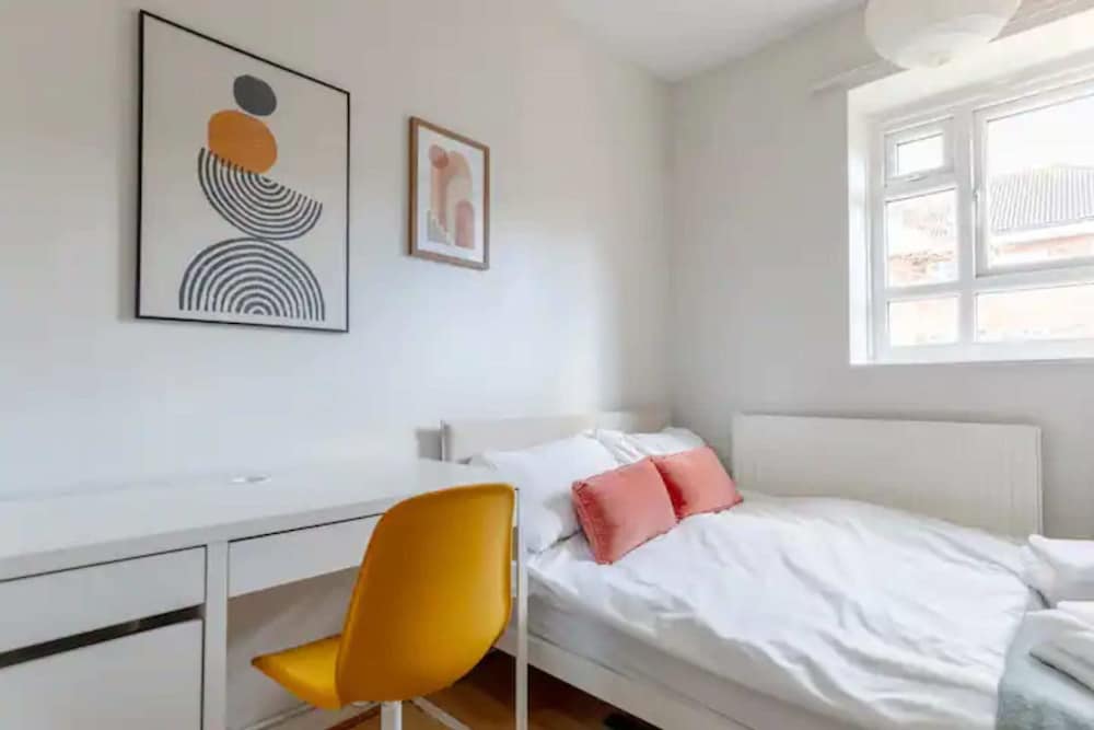 Cosy 4BD Flat W/private Balcony - Nine Elms!