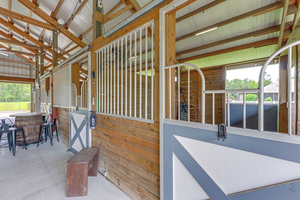 Farmhouse Hideaway w/ Covered Patio in Kissimmee