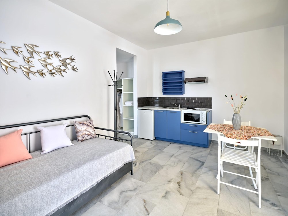 Naoussa Pigeons Suite - Blue Gold Getaway view 3