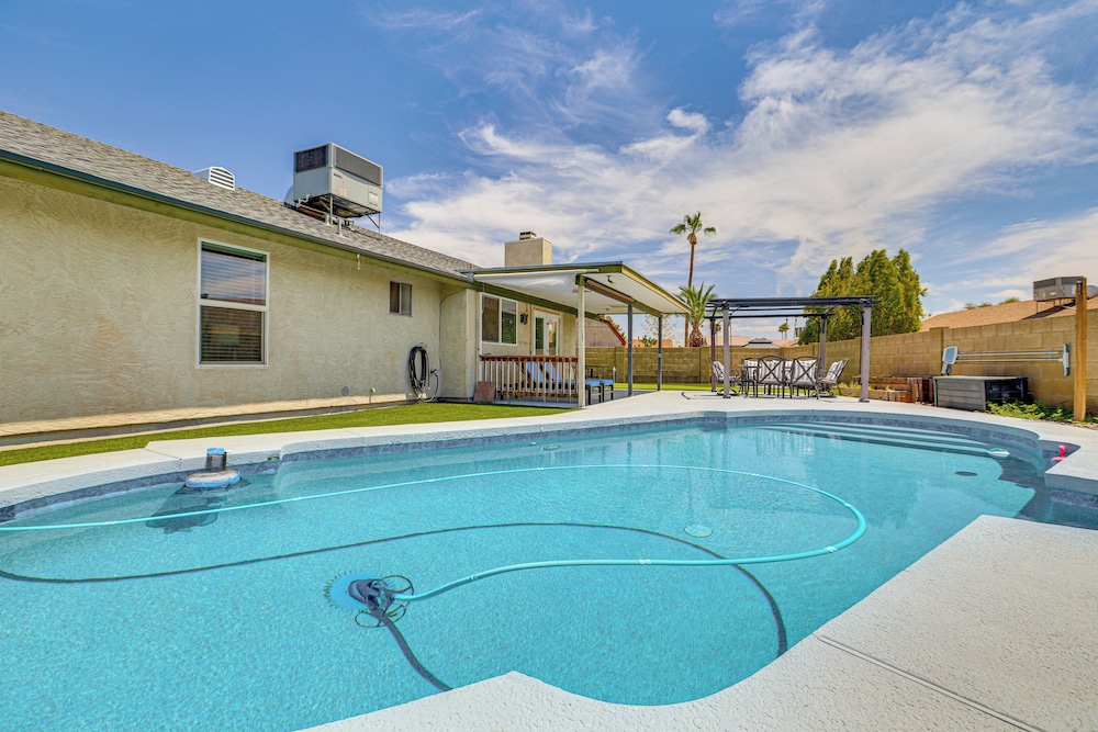 Welcoming Retreat w/ Pool & Patio in Peoria!