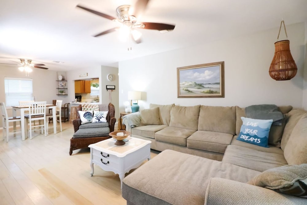 Sunny Daze Walk to Beach 2 Decks Pet Friendly