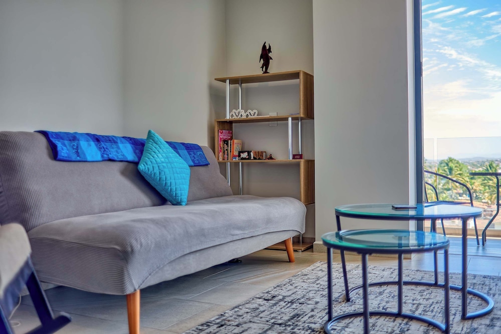 1BR Apartment - Private Balcony - Pool - Gym